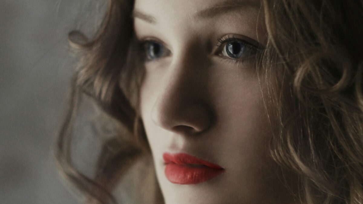 The Art of Makeup: Mastering Trends and Techniques for Flawless Looks